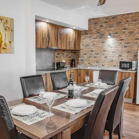Spacious T3, Pool View Balcony, Oura